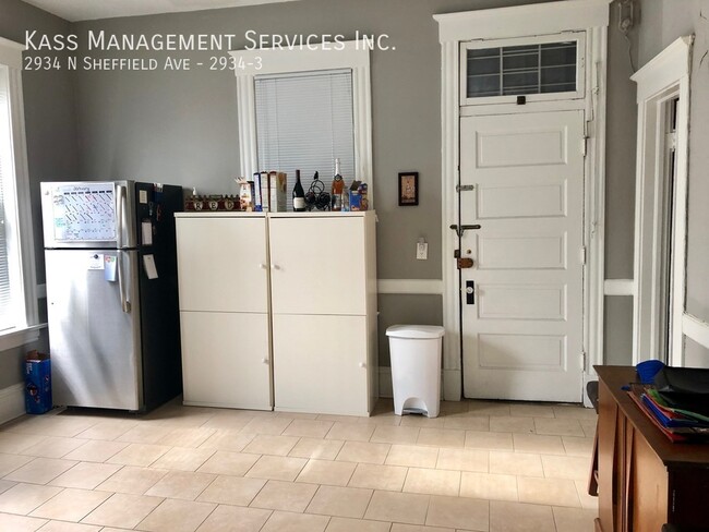 2934 N Sheffield Ave, Unit 2934-3 in Chicago, IL - Building Photo - Building Photo