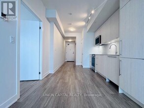 4130 Parkside Village Dr in Mississauga, ON - Building Photo - Building Photo