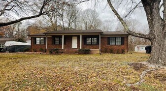 2732 Knob Hill Dr in Clemmons, NC - Building Photo