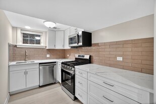 2703 W Ardmore Ave, Unit Garden East in Chicago, IL - Building Photo