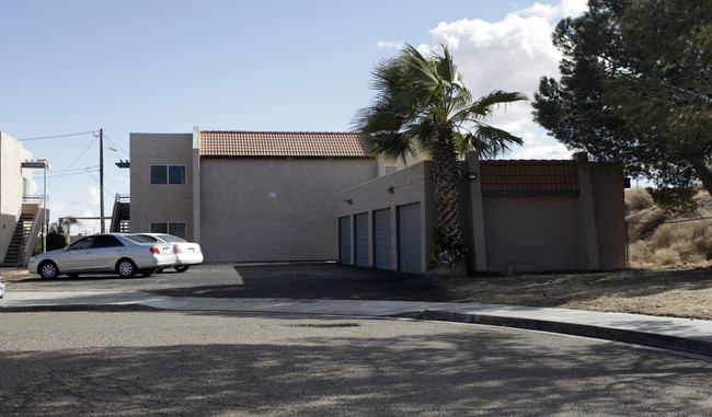 May Lane Apartments in Barstow, CA - Foto de edificio - Building Photo