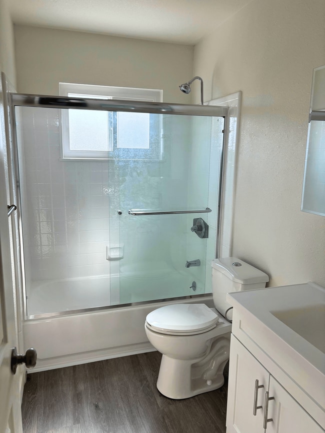 210 S Newhope St. in Santa Ana, CA - Building Photo - Building Photo