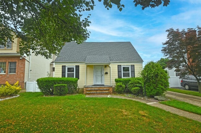 57 Netherwood Dr in Albertson, NY - Building Photo - Building Photo