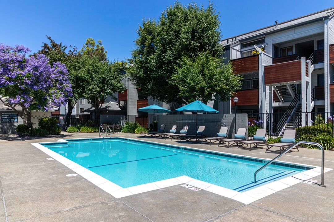 GATEWAY APARTMENTS in San Leandro, CA - Foto de edificio