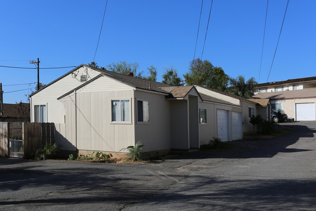 130 Camino Corto in Vista, CA - Foto de edificio - Building Photo