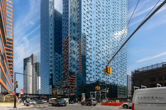 2 Jackson Park in Long Island City, NY - Building Photo - Building Photo