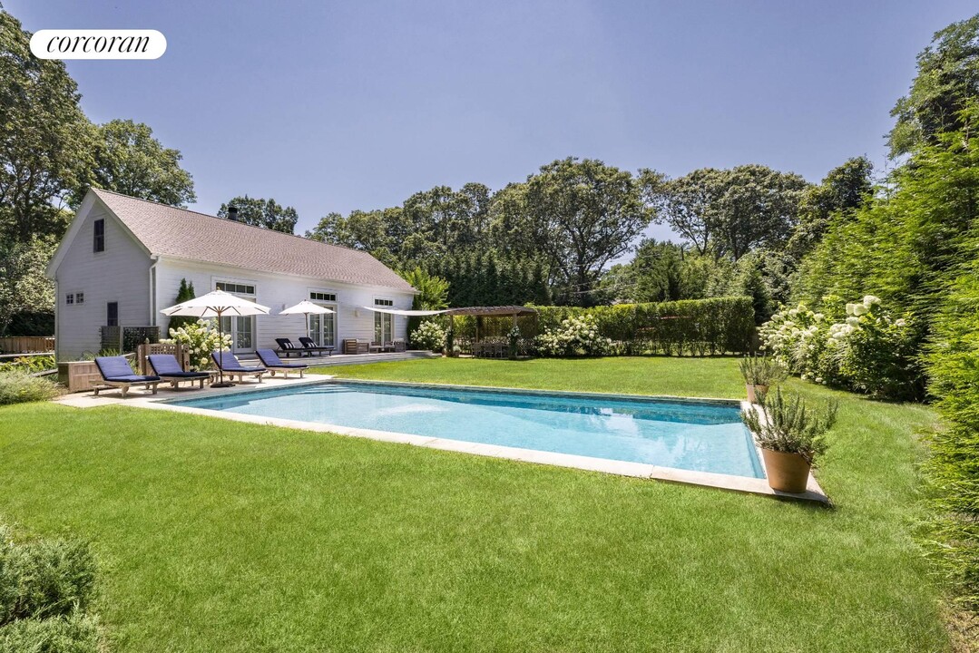 11 Woodvale St in Sag Harbor, NY - Building Photo