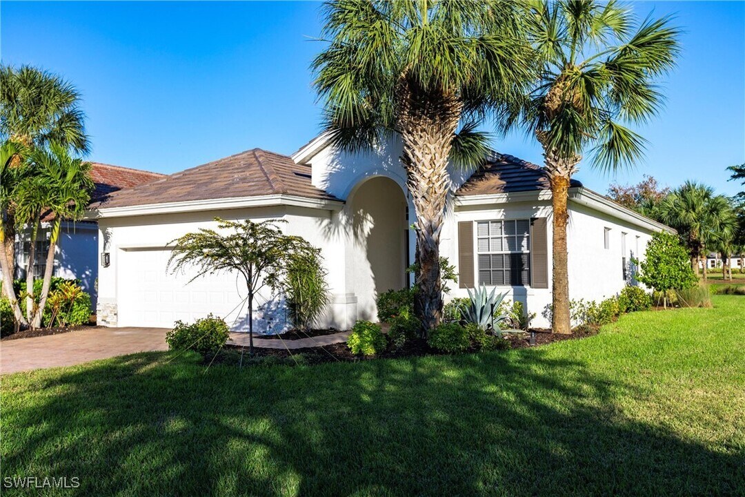 3920 Lakeview Isle Ct in Ft. Myers, FL - Building Photo
