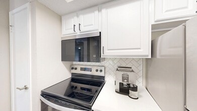 Vue at Knoll Trail Apartments in Dallas, TX - Building Photo - Building Photo