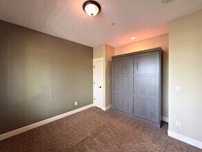 17681 SW Cody Ln in Beaverton, OR - Foto de edificio - Building Photo