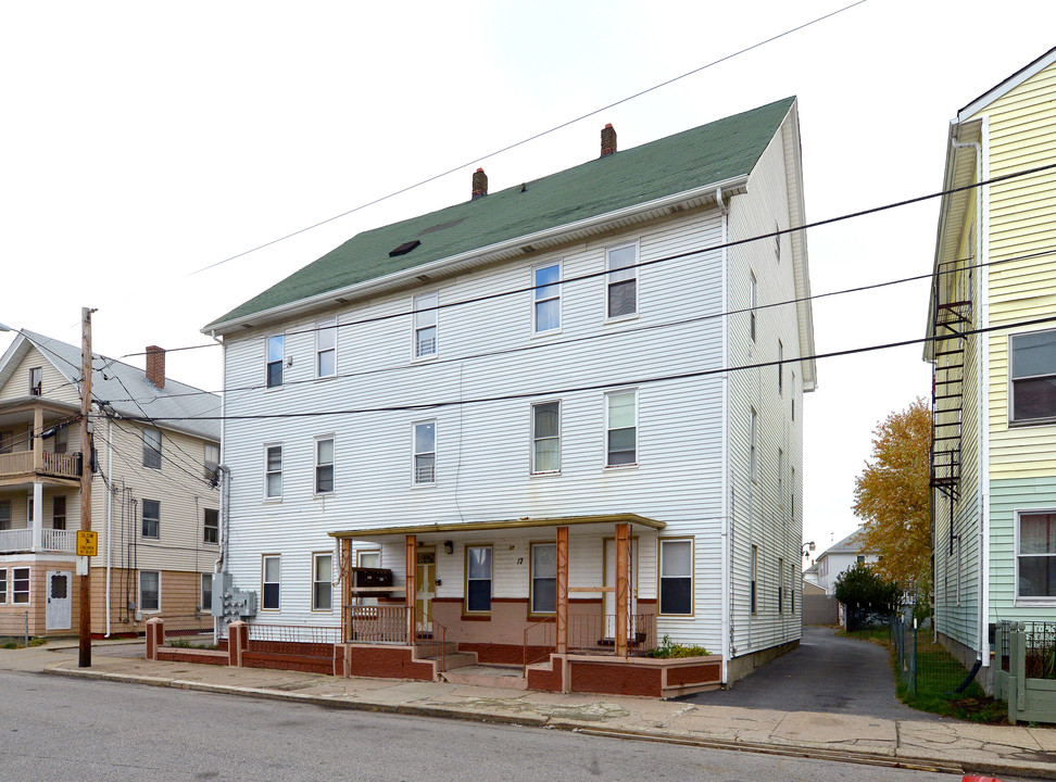 17 Charles St in Pawtucket, RI - Building Photo