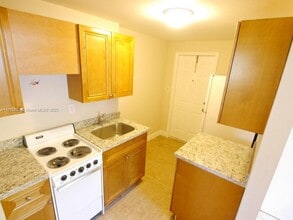 6555 SW 59th Pl in South Miami, FL - Building Photo - Building Photo
