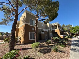 8070 W Russell Rd in Las Vegas, NV - Building Photo