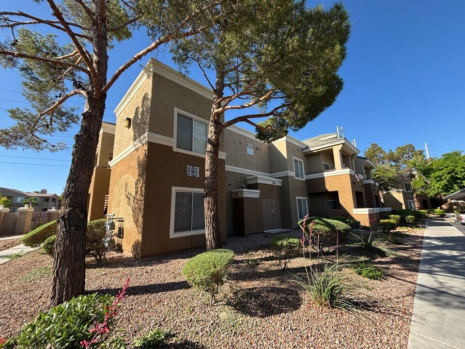 8070 W Russell Rd in Las Vegas, NV - Building Photo