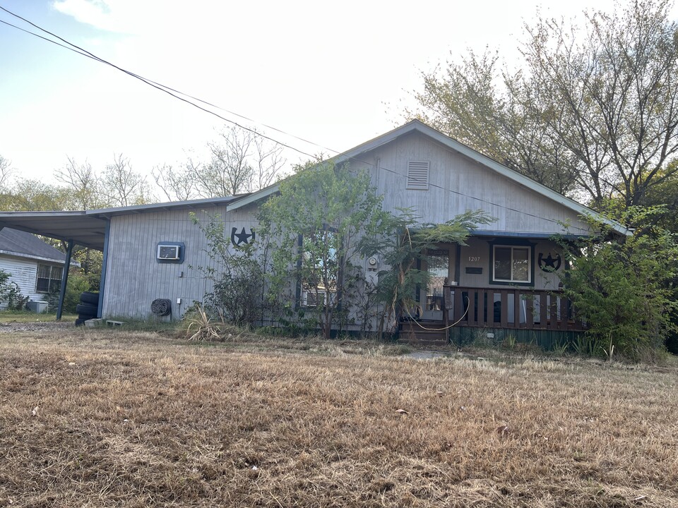 1207 Ferguson St in Texarkana, AR - Building Photo