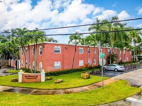 Sea Breeze II Condominiums in Fort Lauderdale, FL - Building Photo - Primary Photo