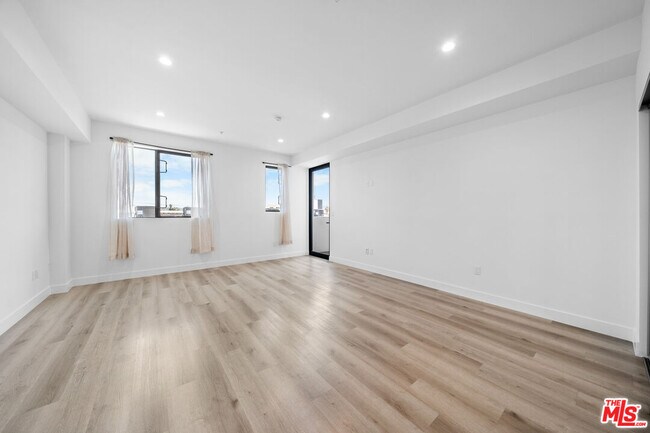 5612 Lexington Ave in Los Angeles, CA - Building Photo - Building Photo