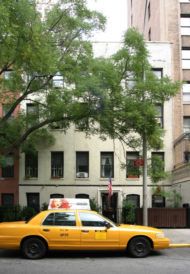 337-339 W 48th St in New York, NY - Building Photo - Building Photo