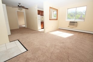 Brittany Apartments in Coraopolis, PA - Building Photo