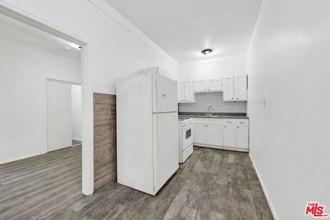 225 E Garfield Ave in Glendale, CA - Building Photo - Building Photo