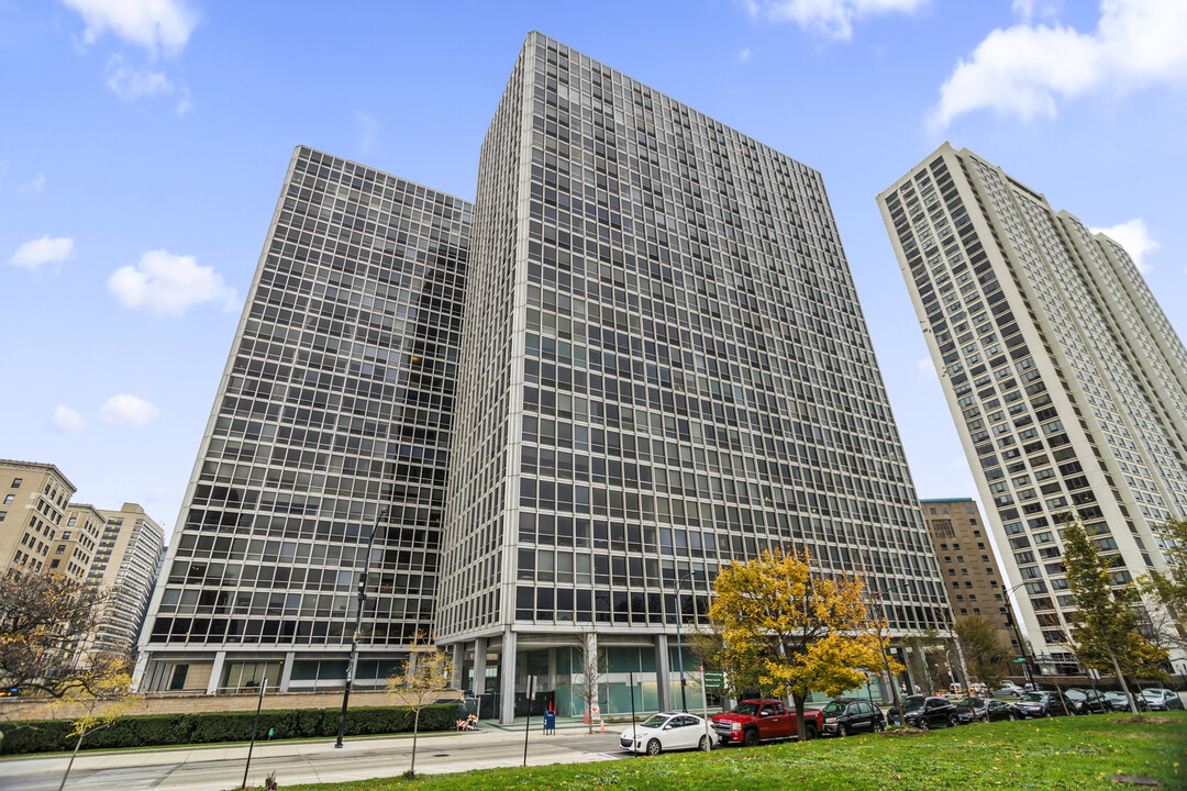 330 W Diversey Pky, Unit 2603 in Chicago, IL - Building Photo