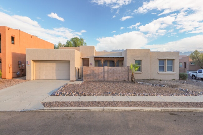 property at 2927 N Cardell Cir