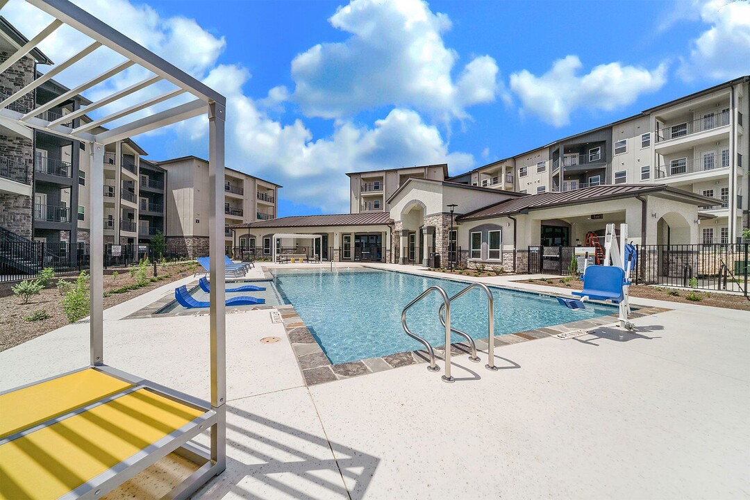 Vista Colina in San Antonio, TX - Building Photo