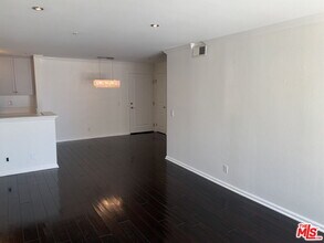 7320 Hawthorn Ave in Los Angeles, CA - Building Photo - Building Photo