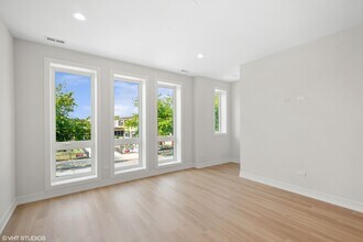 3715 S Giles Ave in Chicago, IL - Foto de edificio - Building Photo