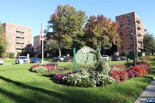 2335 Hudson Terrace in Fort Lee, NJ - Building Photo