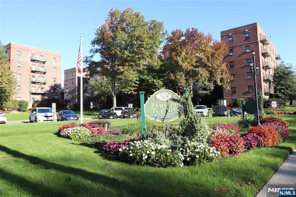 2335 Hudson Terrace in Fort Lee, NJ - Building Photo