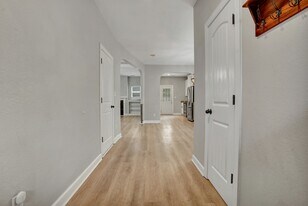 211 Thalia Rd in Virginia Beach, VA - Building Photo