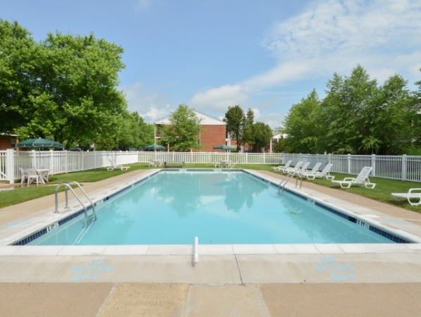 Country Manor Apartments in Levittown, PA - Foto de edificio - Building Photo