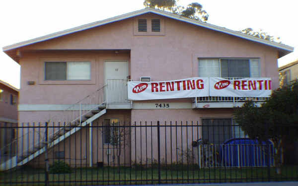 7435 Vineland Ave in Sun Valley, CA - Foto de edificio - Building Photo