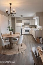 512 Roosevelt Ave in Toms River, NJ - Foto de edificio - Building Photo