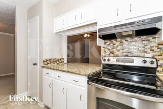 1745 Tree Line Rd in Lithonia, GA - Foto de edificio - Building Photo