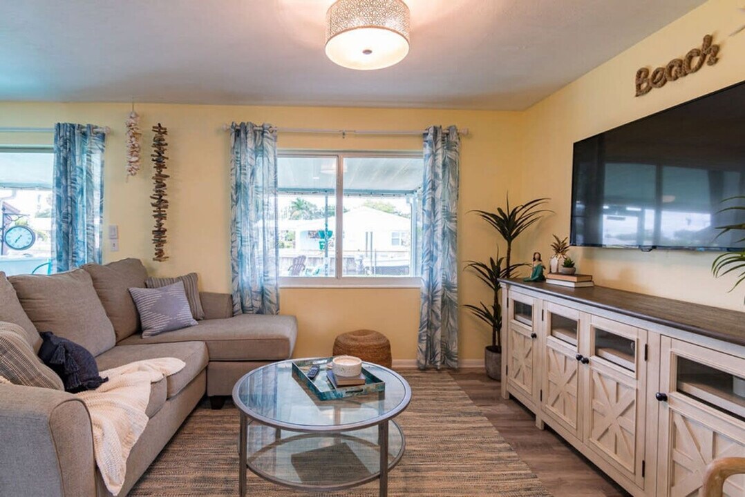 215 Richland Ave in Merritt Island, FL - Building Photo