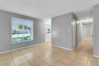 1718 Elise Marie Dr in Seffner, FL - Foto de edificio - Building Photo