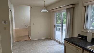 14303 Waterford Square Dr in New Berlin, WI - Building Photo - Building Photo