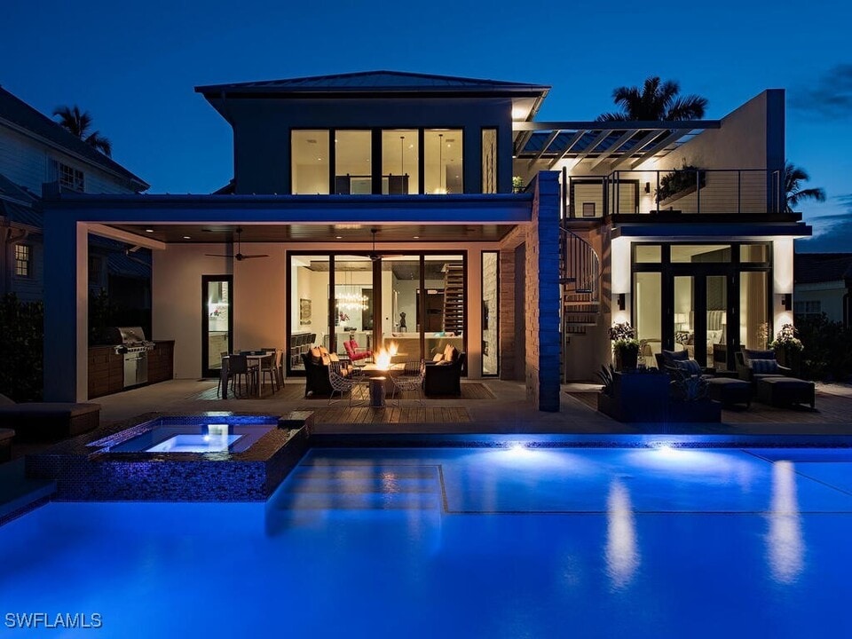 688 3rd St N in Naples, FL - Building Photo