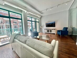 910 W Madison St in Chicago, IL - Foto de edificio - Building Photo