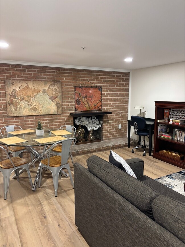 402 Constitution Ave NE, Unit B