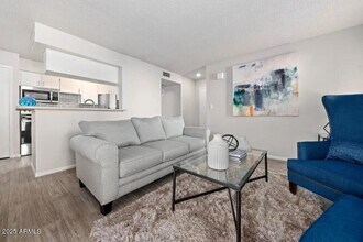 11025 S 51st St, Unit B3 in Phoenix, AZ - Building Photo - Building Photo