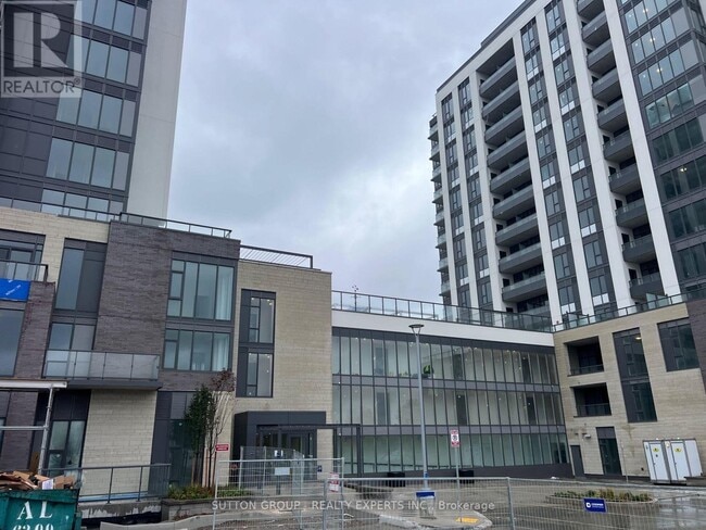 715 Davis Dr in Newmarket, ON - Building Photo - Building Photo