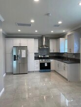 16242 Londelius St in North Hills, CA - Foto de edificio - Building Photo