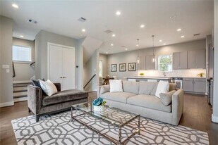 8411 Hempstead Rd in Houston, TX - Building Photo