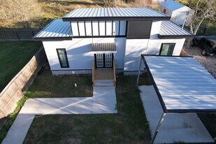 2886 Broadway St in San Leon, TX - Building Photo