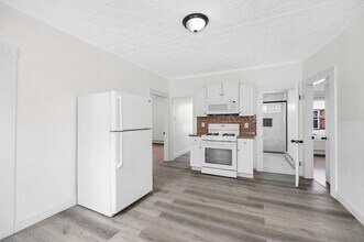 220 Concord St, Unit 2 in Lowell, MA - Building Photo - Building Photo