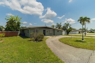 7101 SW 12th St in Pembroke Pines, FL - Building Photo - Building Photo