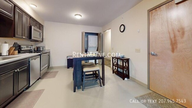 8 Elizabeth Ave, Unit 2 in Bangor, ME - Foto de edificio - Building Photo